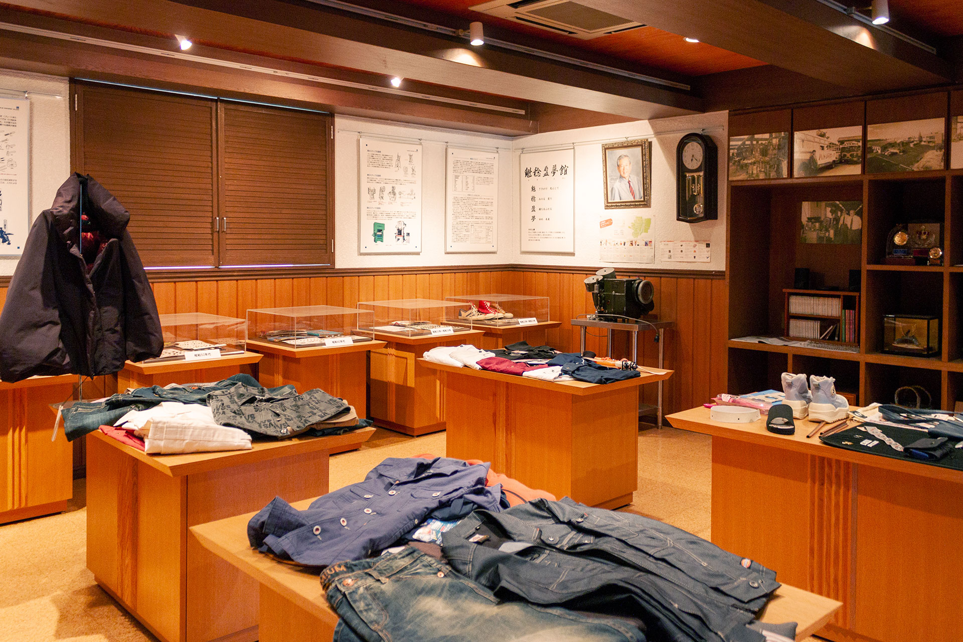 社史資料館「魁稔盈夢館（カネエム館）」では事業発展の歴史と商品の数々を展示・公開。誰しも一度は手にしたことのあるブランドやアイテムばかり。